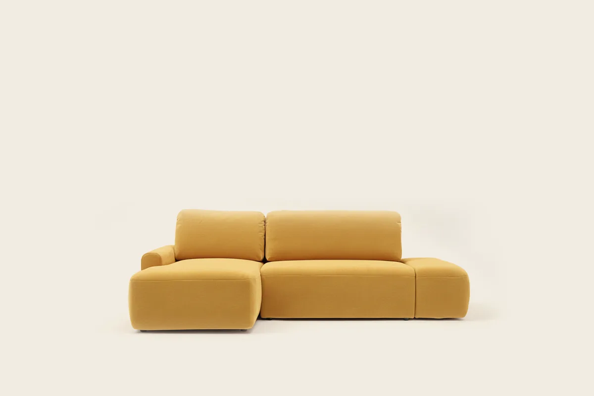 Geltona CLOUD kampinė sofa su atjungiamu pufu-pakoja šviesioje svetainėje