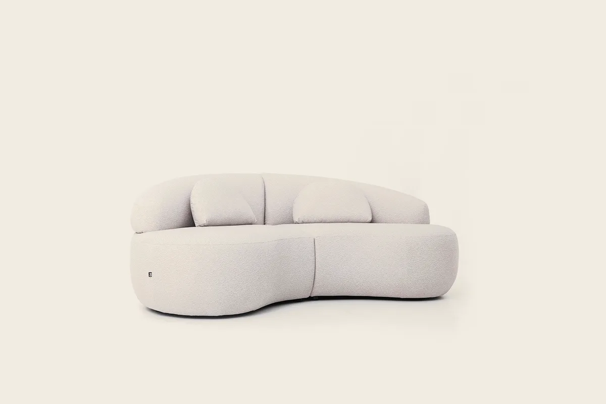 COCO dvivietė sofa pilku audiniu su žemomis kojelėmis