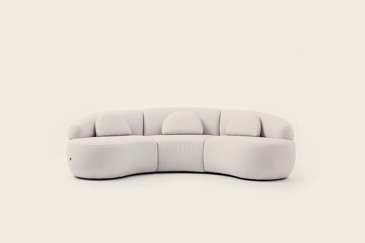 COCO trivietė sofa pilku audiniu erdvioje šviesioje svetainėje