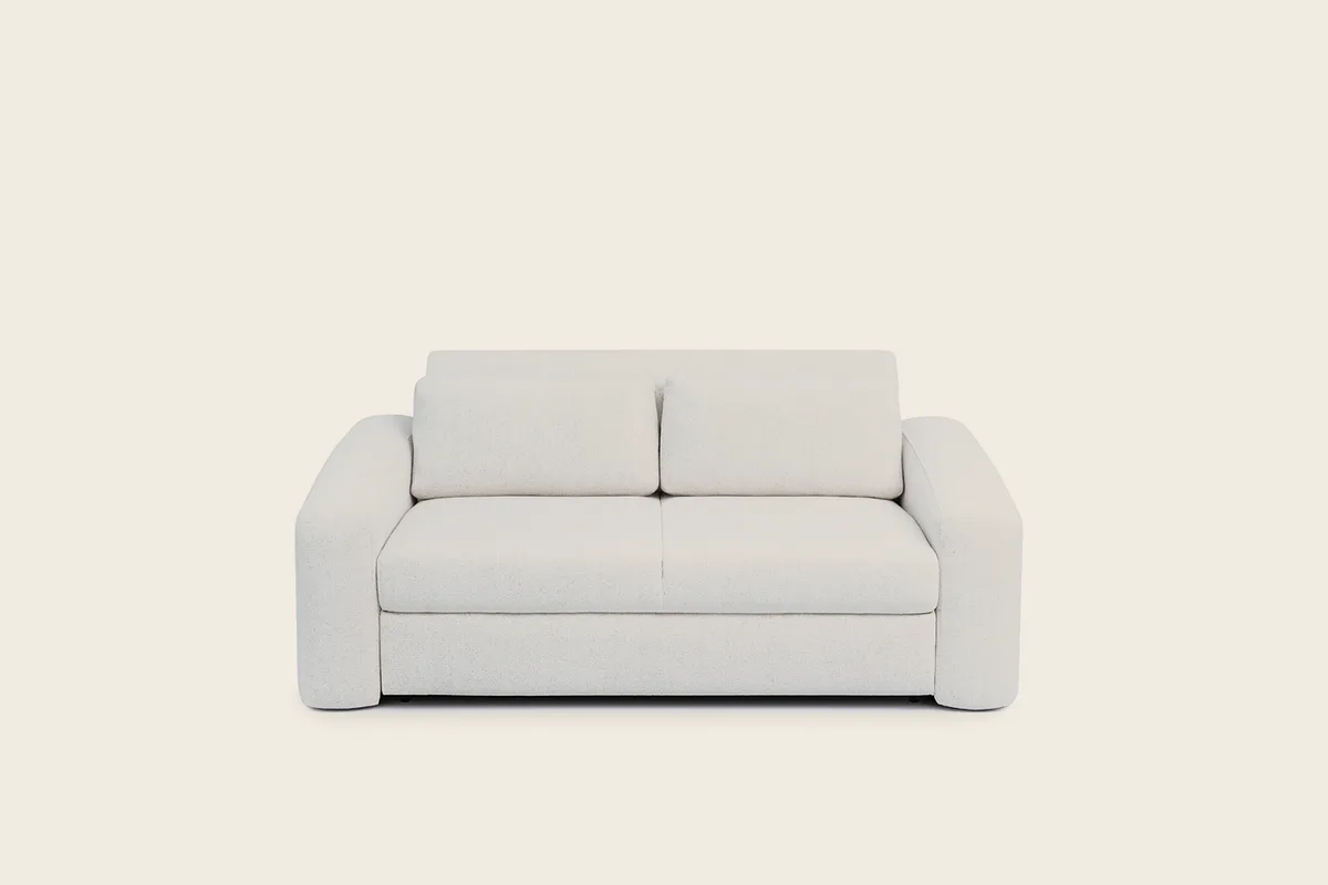 LOGO maža išskleidžiama sofa studijoje, matomos kojelės ir porankiai