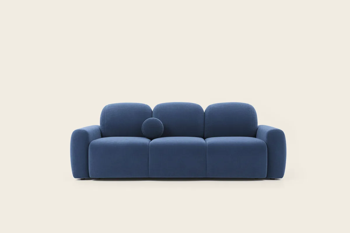 MIA trivietė sofa su apvalintais porankiais šviesioje svetainėje