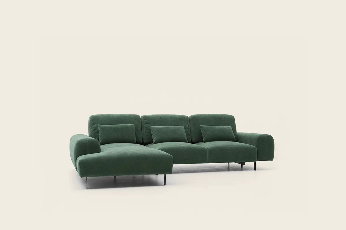 Žalia MILAN kampinė sofa šviesioje svetainėje su aukštomis metalinėmis kojelėmis