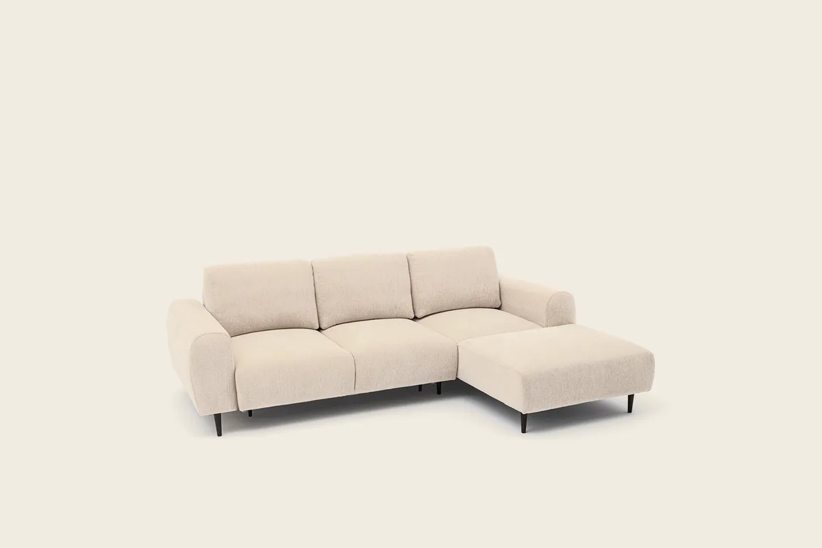 POLO kampinė sofa smėlio spalvos audiniu su aukštomis kojelėmis